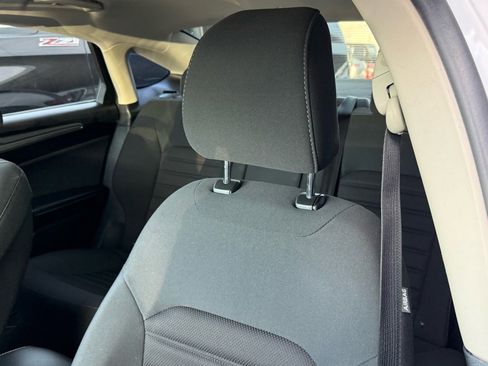 Used 2018 Ford Fusion SE image 2