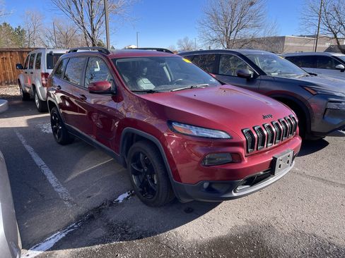 Used 2017 Jeep Cherokee Limited image 2
