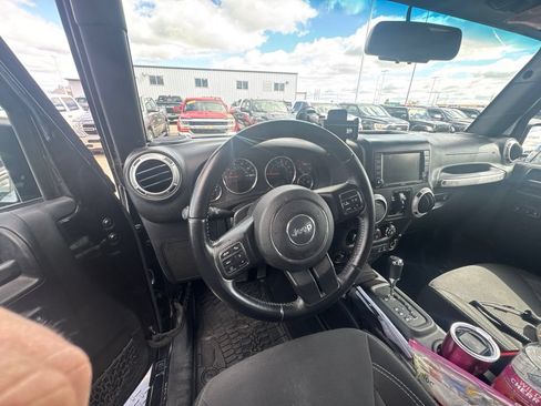 Used 2016 Jeep Wrangler Unlimited Sahara w/ Connectivity Group AWD/4WD image 10