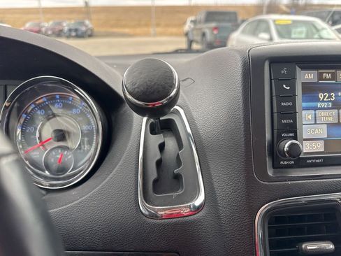 Used 2016 Chrysler Town & Country Touring-L image 17