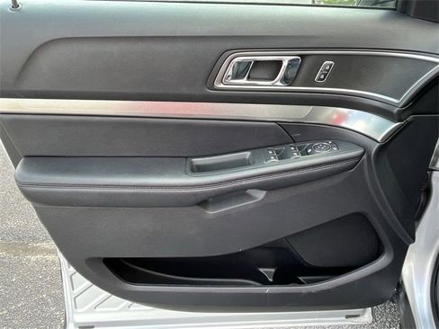 Used 2019 Ford Explorer XLT image 21