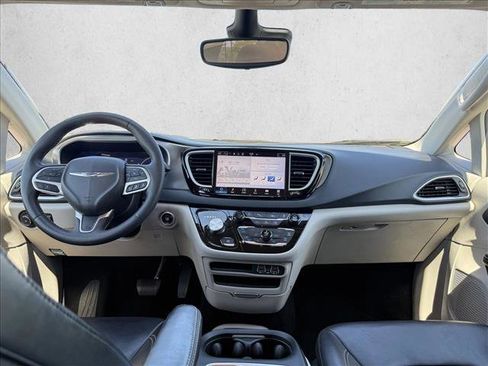 Used 2023 Chrysler Pacifica Touring-L FWD image 14