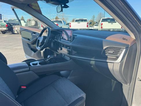 Used 2023 Nissan Rogue SV image 33