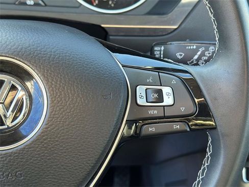 Used 2021 Volkswagen Tiguan SE w/ Panoramic Sunroof Package image 25