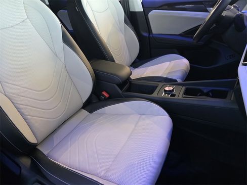 New 2025 Volkswagen Tiguan SE image 14