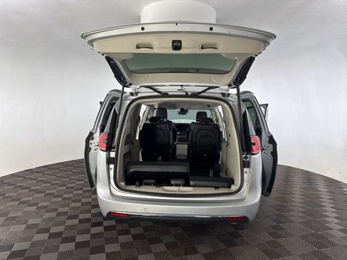 Used 2024 Chrysler Pacifica Touring-L image 15