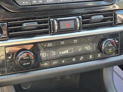 Used 2025 Nissan Pathfinder SV AWD/4WD image 28