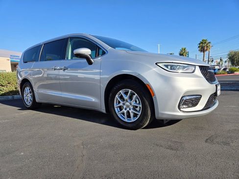 Used 2023 Chrysler Pacifica Touring-L image 1