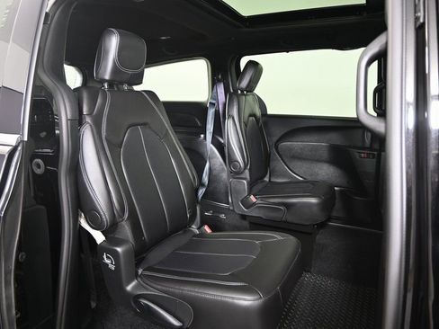 Used 2025 Chrysler Pacifica Select FWD image 16