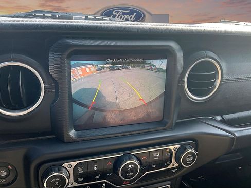 Used 2018 Jeep Wrangler Unlimited Sahara AWD/4WD image 18