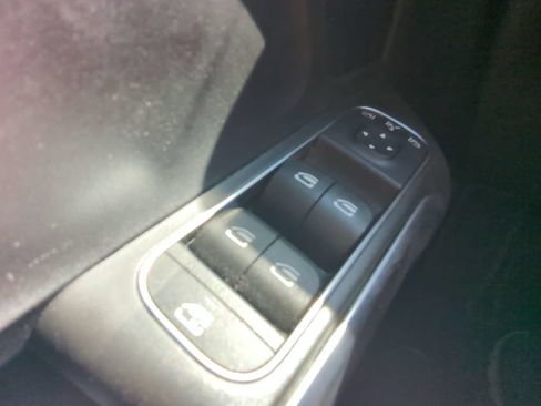 Used 2021 Mercedes-Benz GLB 250 w/ Premium Package image 10