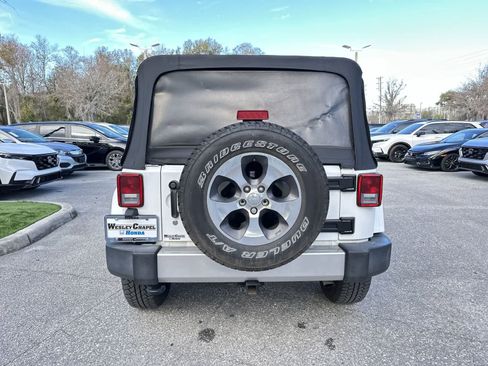 Used 2017 Jeep Wrangler Unlimited Sahara w/ Connectivity Group image 5