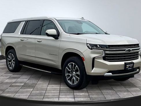 Used 2024 Chevrolet Suburban LT RWD image 3
