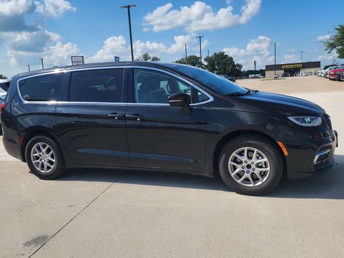 Used 2023 Chrysler Pacifica Touring-L FWD image 4