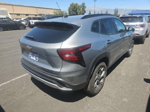 Used 2025 Chevrolet Trax LT FWD image 3