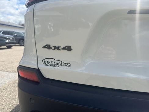Used 2019 Jeep Cherokee Latitude w/ Cold Weather Group AWD/4WD image 11