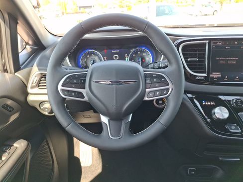 Certified 2025 Chrysler Pacifica Select FWD image 12