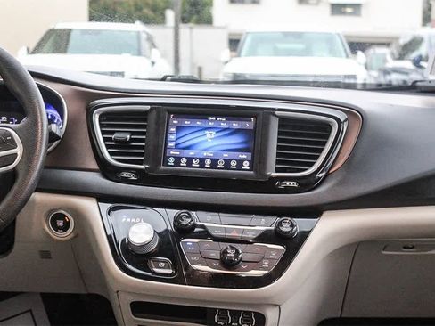 Used 2021 Chrysler Voyager Lxi image 18