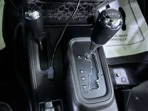 Used 2015 Jeep Wrangler Unlimited Rubicon AWD/4WD image 25