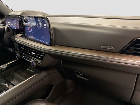 Used 2025 Chevrolet Suburban High Country AWD/4WD image 36