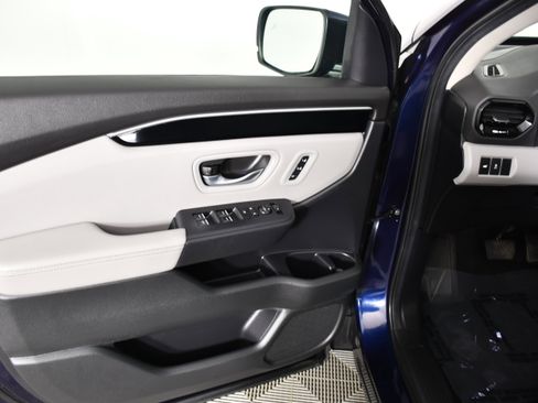 Certified 2025 Honda Pilot Touring image 37