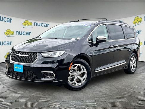 Used 2023 Chrysler Pacifica Limited FWD image 3