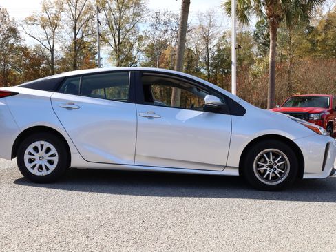 Used 2022 Toyota Prius LE image 2