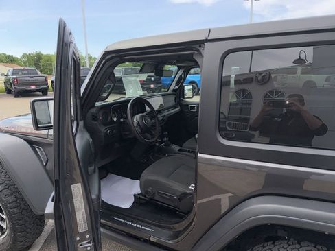 Used 2024 Jeep Wrangler Rubicon w/ Technology Group AWD/4WD image 8