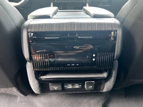 Used 2024 Jeep Wagoneer L Series II w/ Flexible Seating Group AWD/4WD image 26