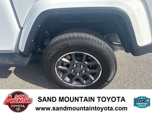 Used 2021 Jeep Gladiator Overland w/ Popular Equipment Package AWD/4WD image 12