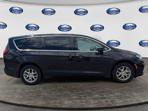 Used 2024 Chrysler Pacifica Touring-L FWD image 6