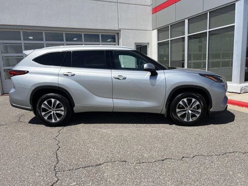 Used 2022 Toyota Highlander XLE AWD/4WD image 6