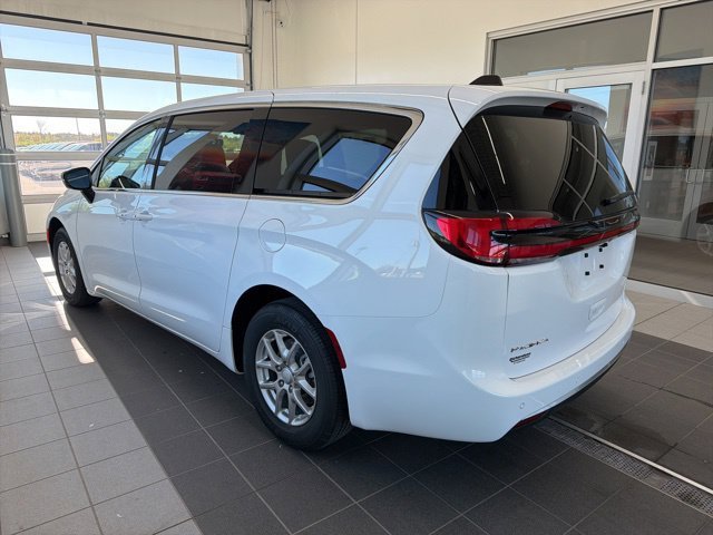 New 2027 Chrysler Pacifica Select FWD image 4