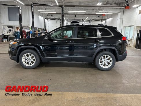 Used 2017 Jeep Cherokee Latitude w/ Safety/Convenience Group AWD/4WD image 1
