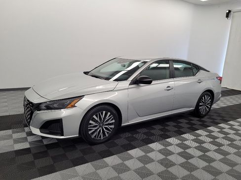 Used 2025 Nissan Altima 2.5 SV FWD image 2