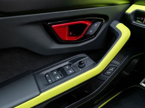 Used 2025 Lamborghini Urus SE AWD/4WD image 15