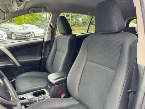 Used 2018 Toyota RAV4 LE w/ Carpet Mat Package FWD image 12