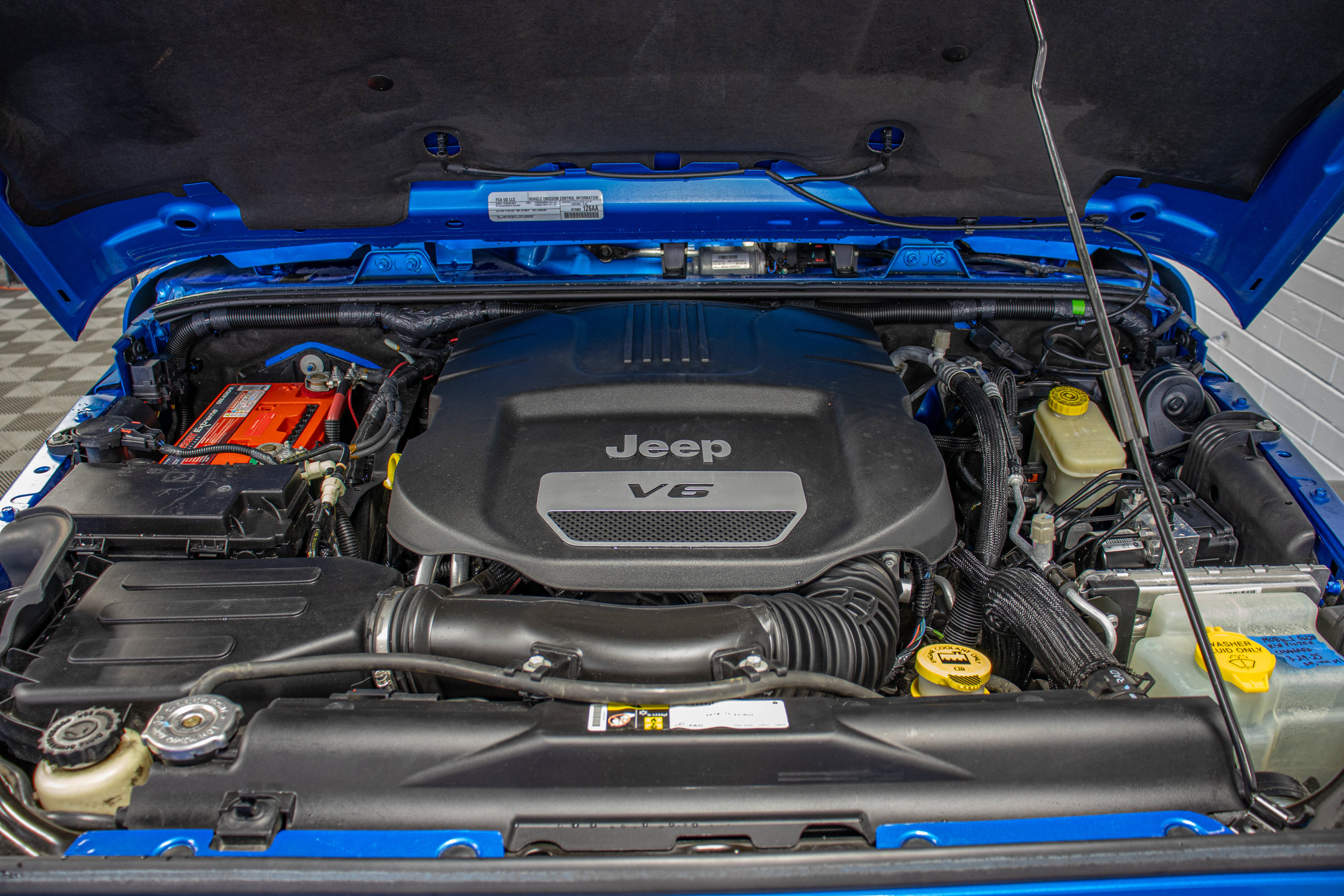 Used 2015 Jeep Wrangler Unlimited Rubicon w/ Connectivity Group AWD/4WD image 9
