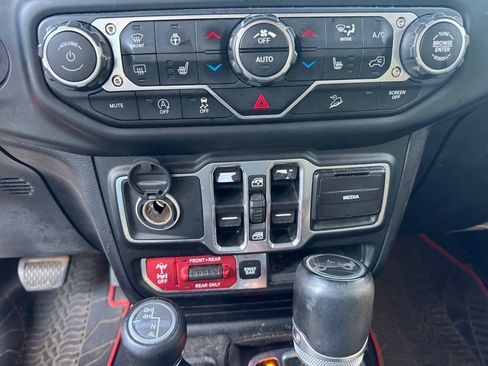 Used 2018 Jeep Wrangler Unlimited Rubicon w/ Uconnect 4C Nav & Sound Group AWD/4WD image 13