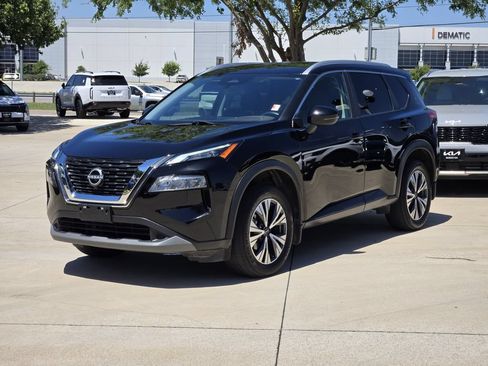 Used 2022 Nissan Rogue SV w/ SV Premium Package FWD image 2