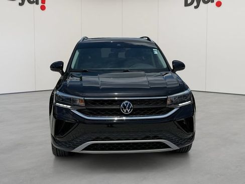 Used 2023 Volkswagen Taos SE w/ Panoramic Sunroof Package FWD image 9