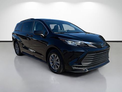 Used 2021 Toyota Sienna LE image 1
