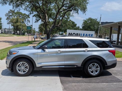 Used 2024 Ford Explorer XLT w/ Equipment Group 202A RWD image 2