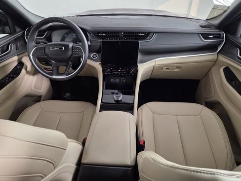 Certified 2025 Jeep Grand Cherokee Limited w/ Black Appearance Package image 31