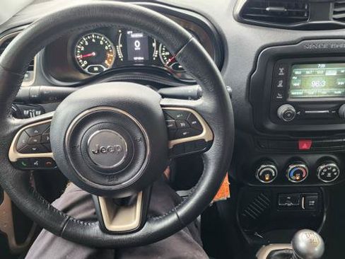 Used 2015 Jeep Renegade Latitude FWD image 18