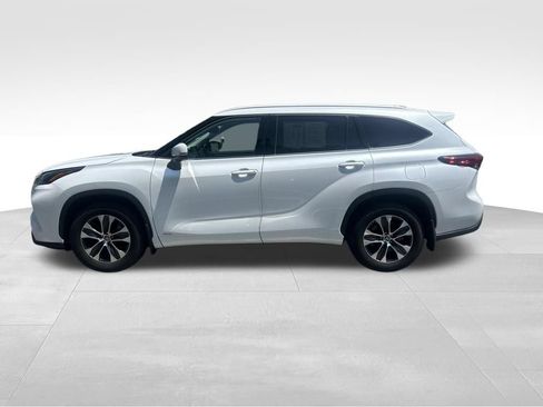 Used 2022 Toyota Highlander XLE AWD/4WD image 2