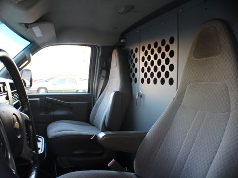 Used 2017 Chevrolet Express 3500 Extended image 15