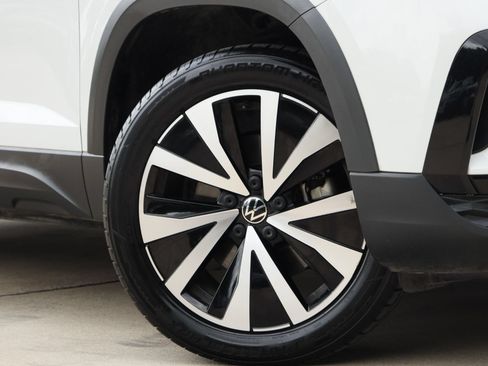 Certified 2022 Volkswagen Taos SE FWD image 3