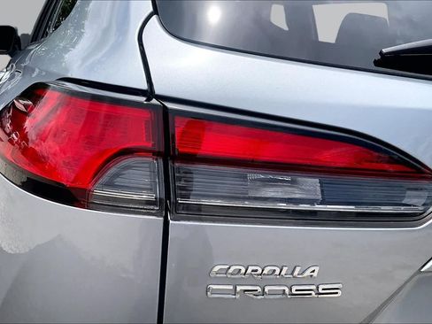 Used 2025 Toyota Corolla Cross XLE FWD image 28