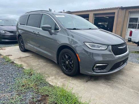 Used 2022 Chrysler Pacifica Touring-L FWD image 2